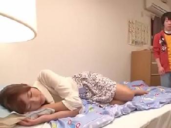 寝ちゃった家庭教師を夜這い→リードされて中出し3P筆おろしFUCK童貞のエロ動画