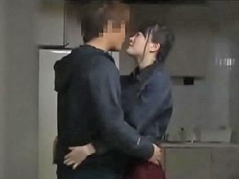 美形少女が彼氏に隠れて居候のカレ友と中出しセックス巨乳美少女のエロ動画