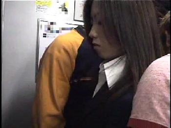 新人オフィスレディが通勤バスで痴漢拒否→公園で凌辱レイプに号泣！素人お姉さんOLフェラ手コキぶっかけ3Pのエロ動画