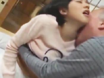 オッサンペニスで何度も子宮奥を突かれ失神寸前な童顔っ娘W美少女ロリパイパンのエロ動画