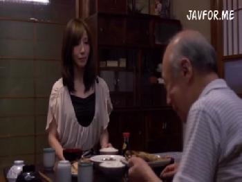 綺麗な奥さんが実家で夫とSEXしている！人妻ぶっかけのエロ動画