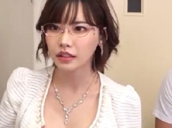 プライドの高い金持ち奥様が息子の友人のエロガキに口淫強要される屈辱人妻めがねフェラのエロ動画