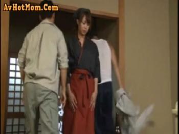 浮気関係の蕎麦屋店長とパートの美人マダムが店内で顔面射精ハメお姉さん人妻顔射のエロ動画