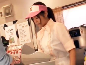 可愛いアルバイトちゃんに痴漢悪戯→抵抗しないので裏に連れ込んで中出し性的暴行美少女イラマチオレイプのエロ動画