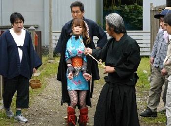 潜入がバレた女忍が…大勢の男たちの前で辱めにWコスプレレイプ露出大橋未久のエロ動画