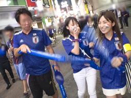 ディフェンスぼろぼろなWカップのサポーター女子とナンパ乱交巨乳美少女お姉さんのエロ動画