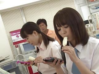 コンビニで挿入されても中出しされても気づかない女子校生美少女のエロ動画