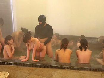 修学旅行でクラスメイトが激ピスされててもガン無視する女子校生たち巨乳美少女中出しのエロ動画