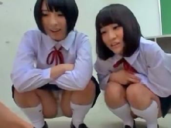 学校でエロ本読んでた男子を取り囲んで拘束責めする痴女女子校生美少女M男のエロ動画