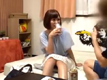 言葉巧みにイケメン宅に連れ込まれた素人奥さん！久しぶりの性交にガチ絶頂絶頂オーガズム人妻盗撮のエロ動画