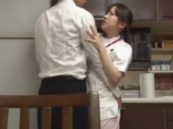 『ば、バレちゃぅ…』訪問看護の患者が寝ている家で…激ファックする痴女看護師看護婦のエロ動画