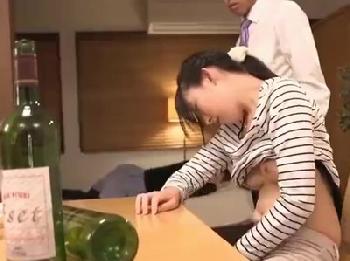 泥酔・酩酊状態の妻友人を犯す！妻が寝ている間に夜這い成功！お姉さんレイプのエロ動画