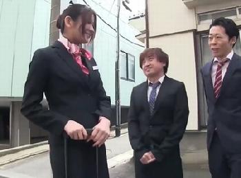 美人CAさんがホテルの1室で無限性交！次々と肉棒を入れ替えながら騎乗位テイクオフ1巨乳お姉さんOLコスプレ乱交のエロ動画