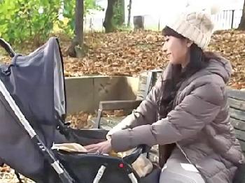 公園で知り合ったベビーカーを引くマダムと密通性行為巨乳人妻のエロ動画