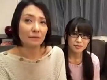 母娘が変態男にまとめてハメられて→最後は禁断の中出しフィニッシュ素人人妻のエロ動画