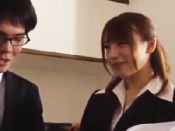 40代熟女奥さんが息子の性教育として中出しの仕方を丁寧に教えてあげる巨乳お姉さん人妻フェラのエロ動画