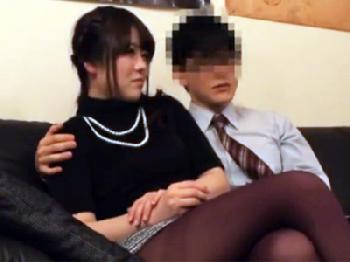 別室で友人が抱かれてる事にムラムラ興奮を覚えた素人娘がアブノーマル男を拒まずに中出し交尾展開お姉さんのエロ動画