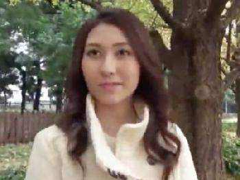 普段は真面目なセレブ妻がナンパ師に口説き落とされて1度限りの不貞ファック素人人妻顔射のエロ動画