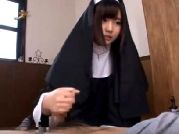 「気持ちぃ…ですか？」従順なシスターが丁寧に手コキ＆フェラチオ美少女ロリコスプレのエロ動画