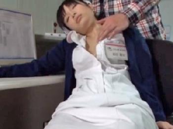 勤務中に居眠りしてるデカパイ看護師を制裁レイプするぐう聖一般人W巨乳お姉さん看護婦のエロ動画