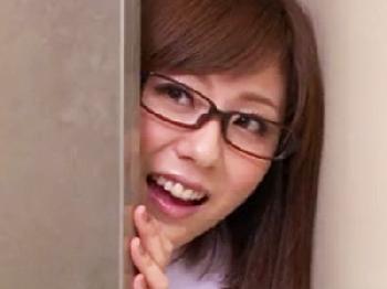 保健の痴女性教師が更衣室でロッカーを漁る生徒を発見して逆レイプ！巨乳女教師顔射のエロ動画