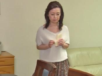 いつまでも性的欲望が衰えない六十路間際の美魔女巨乳人妻中出しのエロ動画