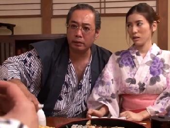 妻も一緒の社員旅行で強制的に飲まされた夫…その間にクソ上司たちに寝取られパコ！人妻コスプレ乱交のエロ動画