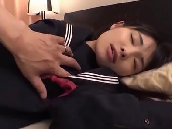 『しゅごぃ…』美形少女女子校生が寝ている間にイタズラレイプ→大人陰茎を膣奥で感じながら痙攣中出し美少女ロリのエロ動画