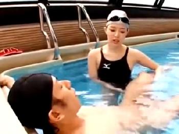 例のプールで個人レッスン→ローションマットで腰の動きを完全指導！巨乳水着のエロ動画