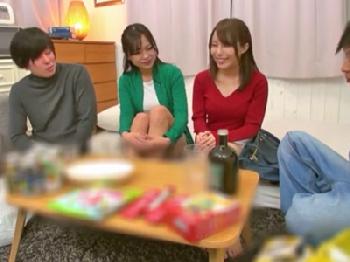 奥様になった元クラスメイトを自宅に招いて乱交性行為巨乳人妻中出しのエロ動画