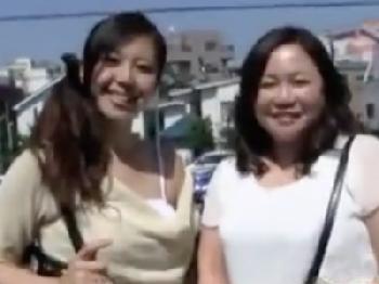 「すっごぃ！いっぱい出てるぅ」中年女達の素人男性宅訪問熟女中出しのエロ動画