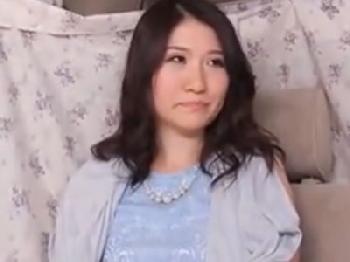 取材だと騙された素人オバさん妻が初対面男に中出しされて否応なしにイキ人妻熟女のエロ動画