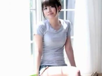 童顔なのに巨大バストのミニ系美形少女と汗だくになりながら絡み合うハードファック巨乳美少女ロリ顔射のエロ動画