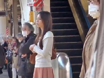 電車でパンストを引き裂かれて中出しされるきれいなお姉さん痴漢のエロ動画