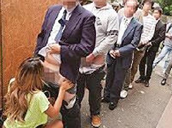 100円でフェラチオしてくれる行列の耐えないギャルふーどる巨乳のエロ動画