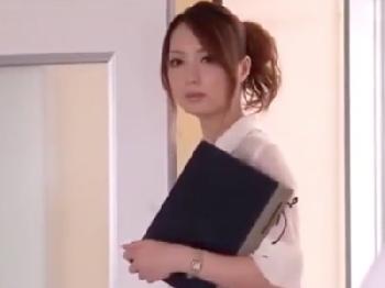 授業中にこっそりマンズリこいちゃうような痴女性教師を3Pハメでお仕置き女教師顔射のエロ動画