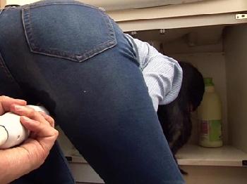 洗面台の下を覗く奥さんの無防備な姿に理性崩壊する水道工巨乳人妻のエロ動画