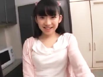 SEXをオネダリしてくるミニ系痴女娘とキッチンでこっそり近親中出し交尾美少女ロリ近親相姦のエロ動画