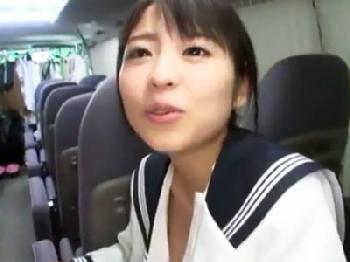 『声聞こえちゃうって』バスの中で迫られて断れずに声を押し殺しながらパコる制服少女美少女コスプレ露出のエロ動画