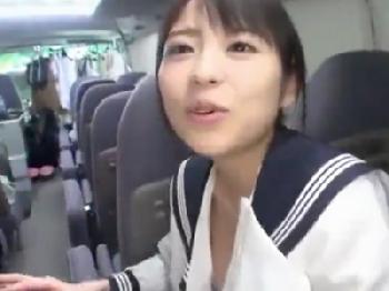 「えっ…ちょっと待って待って！」 強引押しに流されてロケ車でパコっちゃう美形少女美少女コスプレさくらゆらのエロ動画