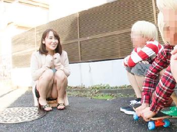 ホームステイでやってきた異国の子供に輪姦されるマダム巨乳人妻中出し3P篠田ゆうのエロ動画