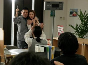 『そんな…ウソでしょ…』美人銀行員を襲った悲劇…銀行強盗に身体を弄ばれて恐怖のどん底へ…巨乳OLレイプ天海つばさのエロ動画