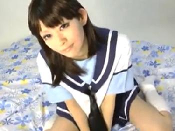 制服コスプレ少女と中出し性交を配信する生々しい映像女子校生美少女のエロ動画