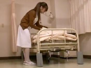 院内ベットの下にムリヤリ押し込まれて強姦される看護師お姉さん看護婦レイプのエロ動画