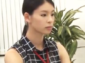パワハラ上司に屈した美人オフィスレディが会社の更衣室に押し込まれて強姦されちゃうOLレイプのエロ動画