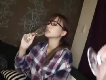 おっとりめがね美形お姉さんとお酒飲んでしっとり性交でどっぷり中出し素人ハメ撮りのエロ動画