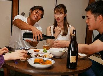 田舎に帰省した美形奥さんが5年前に別れたゲス元カレとバッタリ…断り切れない奥様が最低な不貞行為に！人妻星宮一花のエロ動画