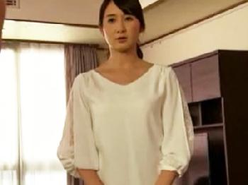 弱みを握られたマダムが夫の上司に逆らえずに精液便器化人妻中出しレイプのエロ動画