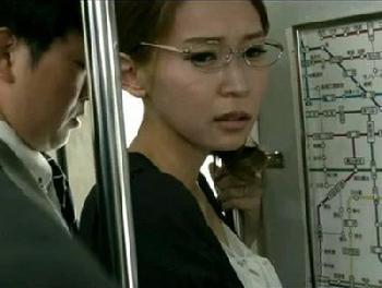 真面目で清麗な奥さま…ある日出会ってしまった痴漢でドマゾ覚醒！痴女人妻めがねのエロ動画