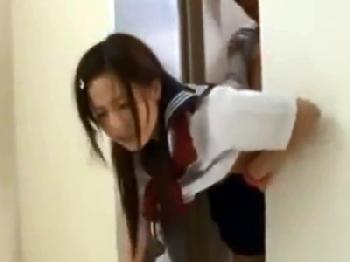 エレベーターで挟まって動けない女子校生を中出し強姦するクズ男美少女レイプのエロ動画